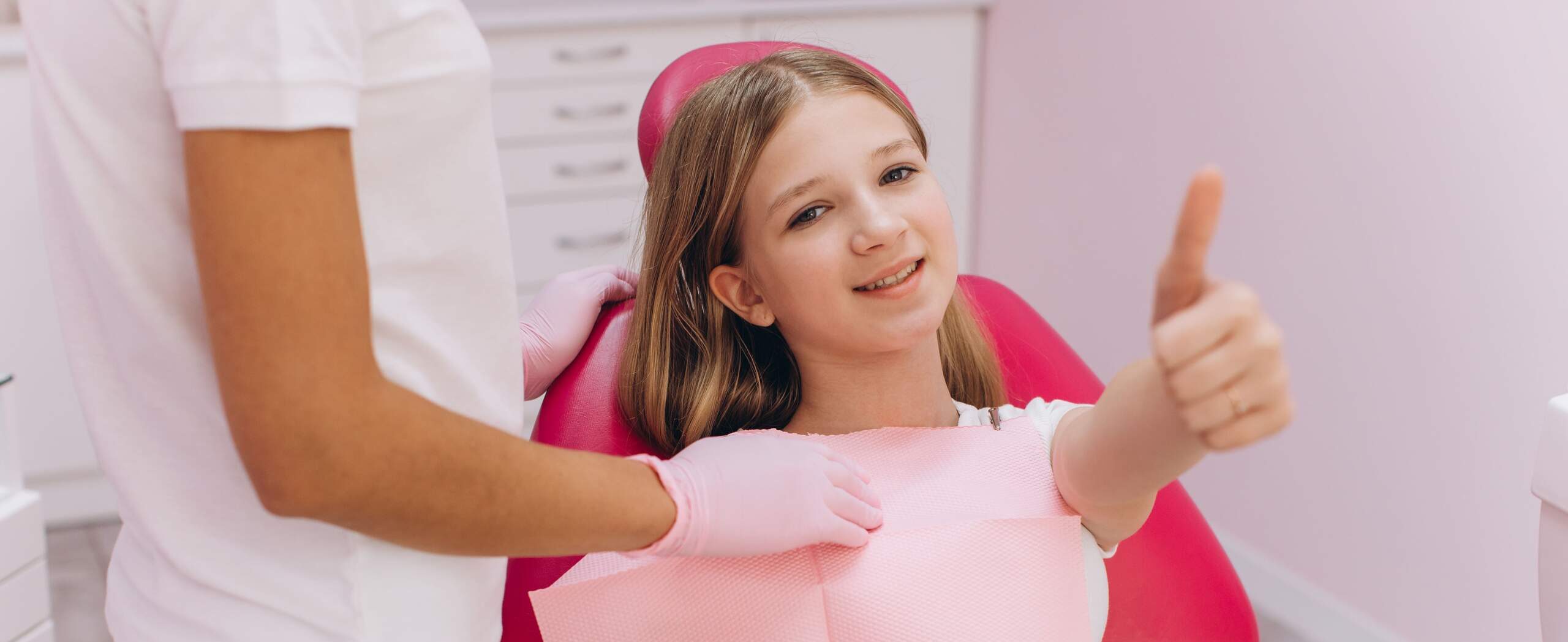 La limpieza dental durante el embarazo es segura y recomendable. Ayuda a prevenir problemas bucales como gingivitis y caries, favoreciendo la salud de la madre y el bebé.