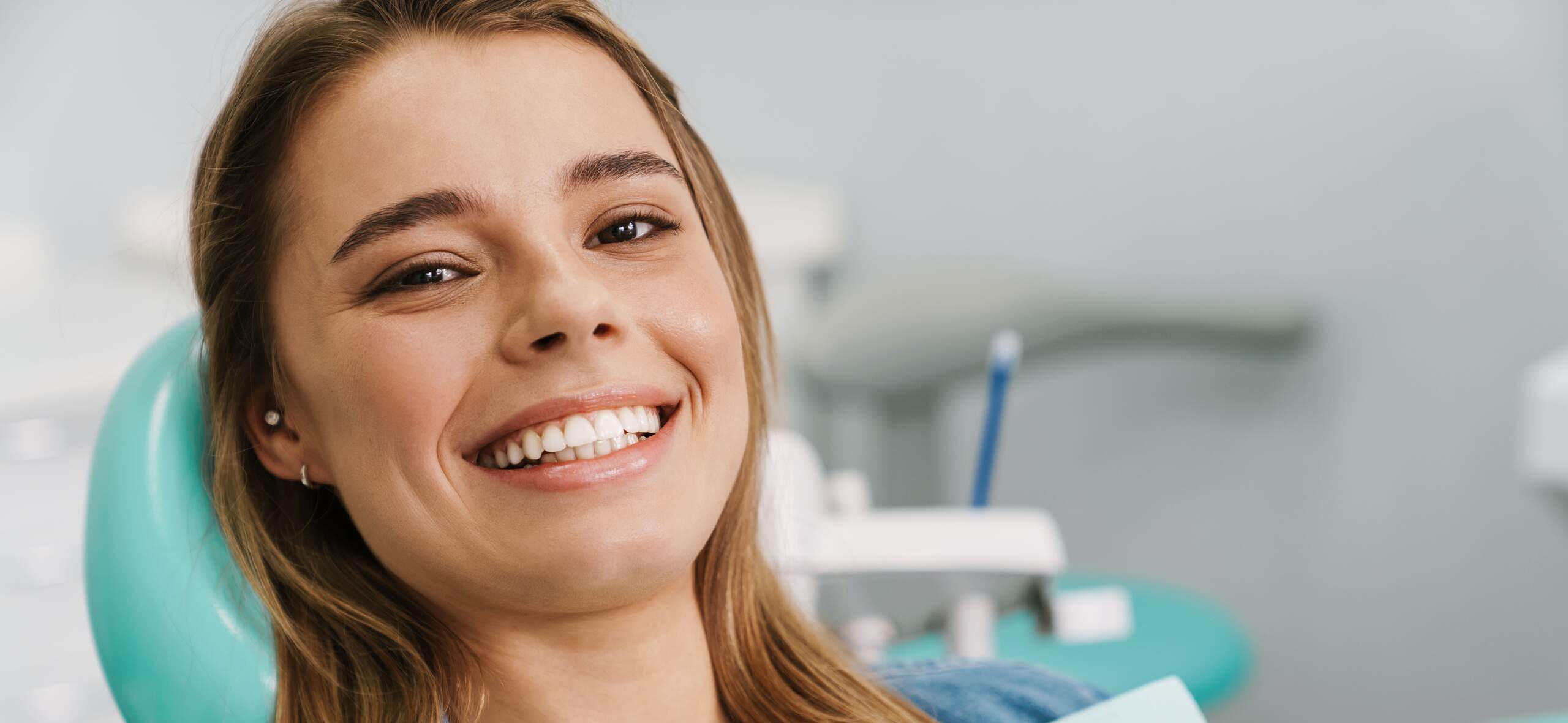 ¿La limpieza dental daña los dientes?