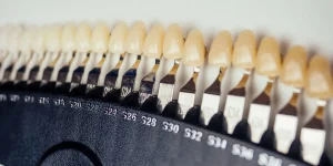 ¿Por qué los dientes cambian de color con el paso del tiempo?