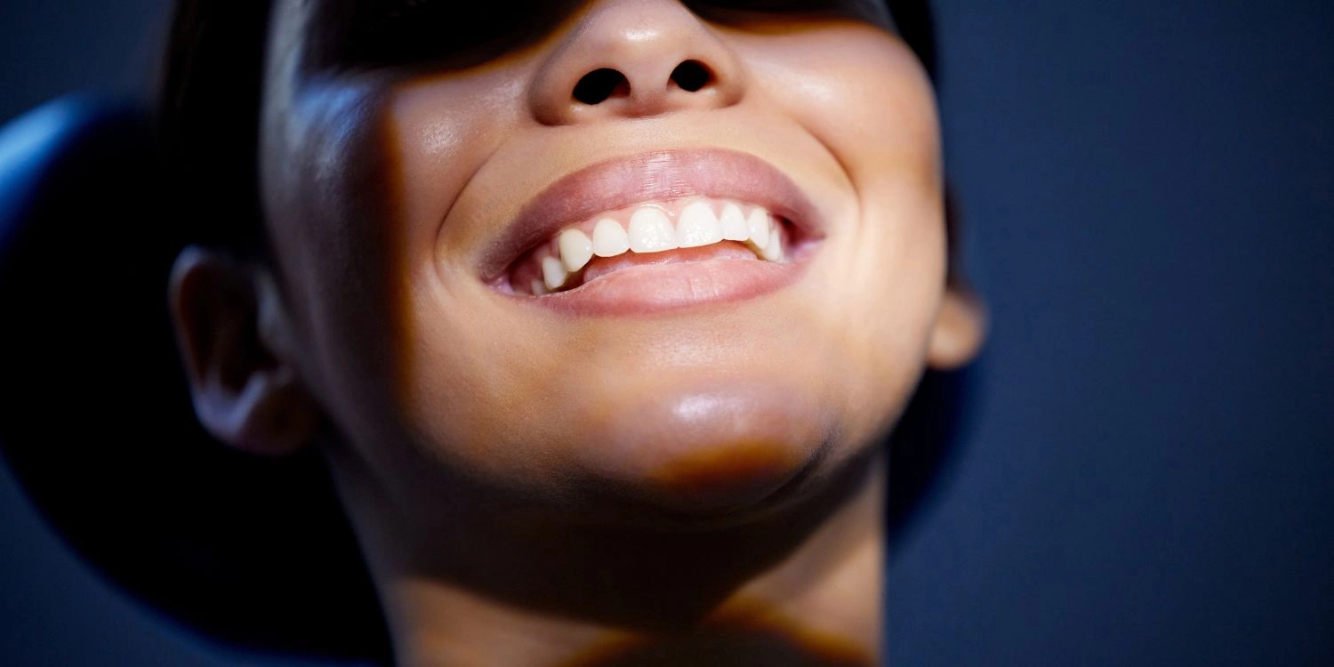 Dientes grises: por qué aparecen y qué significan