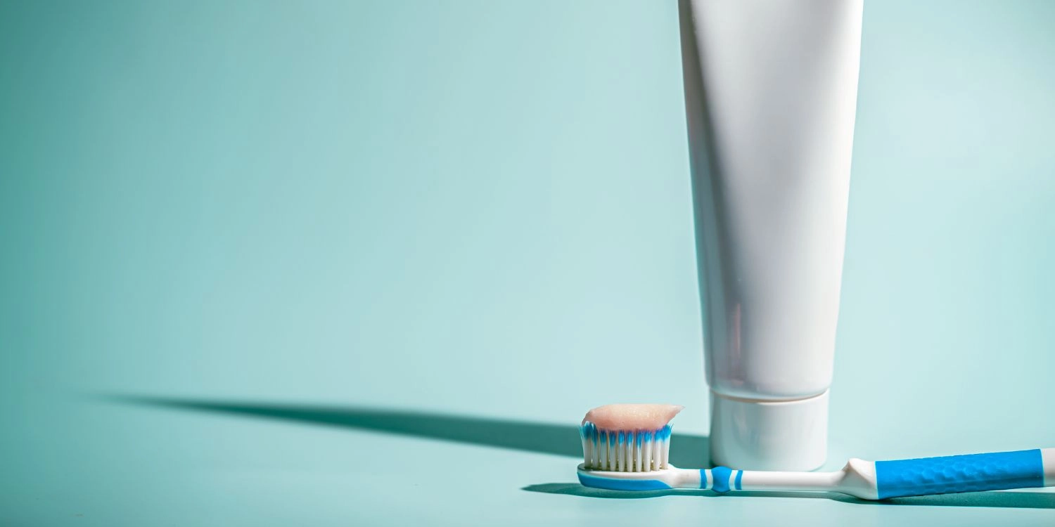 ¿Es malo usar pasta de dientes blanqueadora?