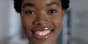 Sonrisa gingival: qué es y cómo se corrige